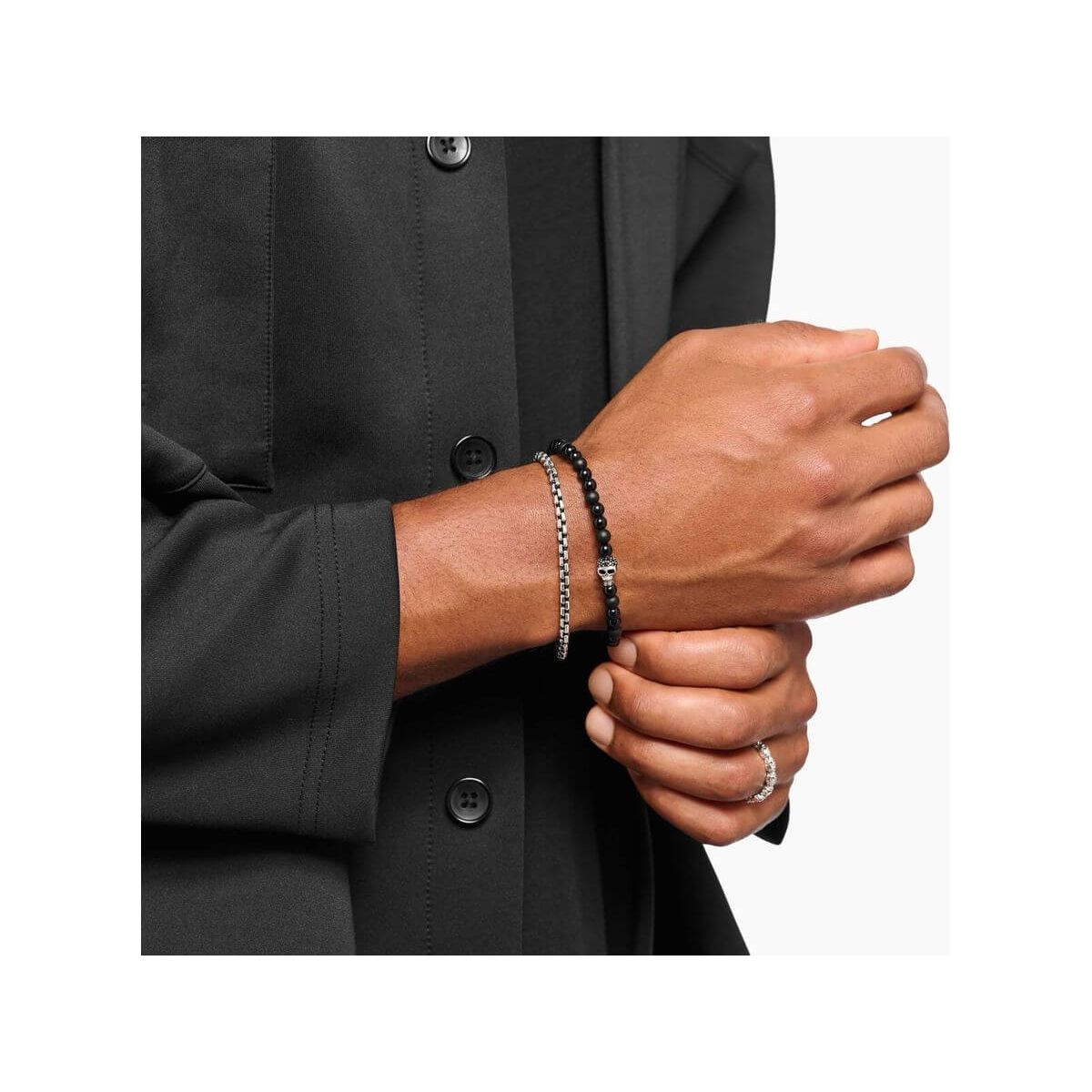 Homme portant le Bracelet Venezia en argent noirci, mettant en valeur son design classique et élégant.