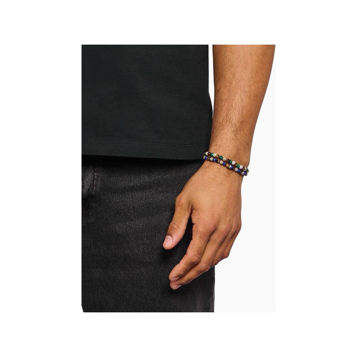 Bracelet en beads de 5 mm aux tons bruns et bleus, porté sur un poignet masculin, ajoutant élégance et style.