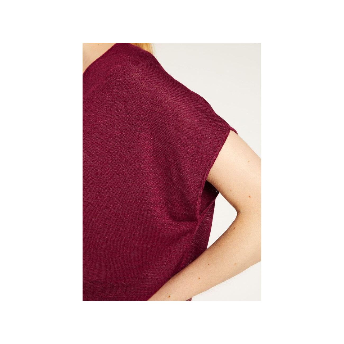 T-shirt col V en lin flammé Larra, coupe ample et élégante, couleur bordeaux, parfaite pour un look décontracté.