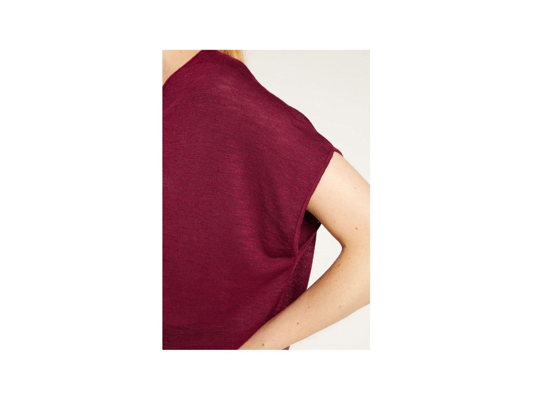 T-shirt col V en lin flammé Larra, coupe ample et élégante, couleur bordeaux, parfaite pour un look décontracté.