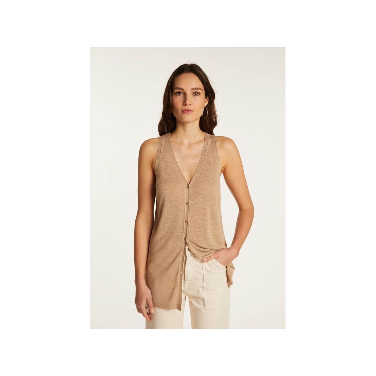 Gilet à manches courtes en lin flammé Dara, léger et élégant, porté par une femme en tenue estivale.