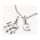 Pendentif charm en argent 925 en forme de trèfle à quatre feuilles et lettre G sur chaîne, symbole de chance.