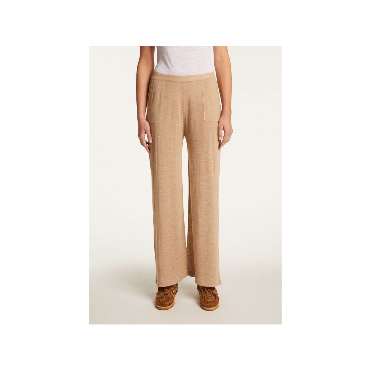 Pantalon Debora en lin flammé, léger et élégant, idéal pour les journées chaudes, avec une coupe soignée.