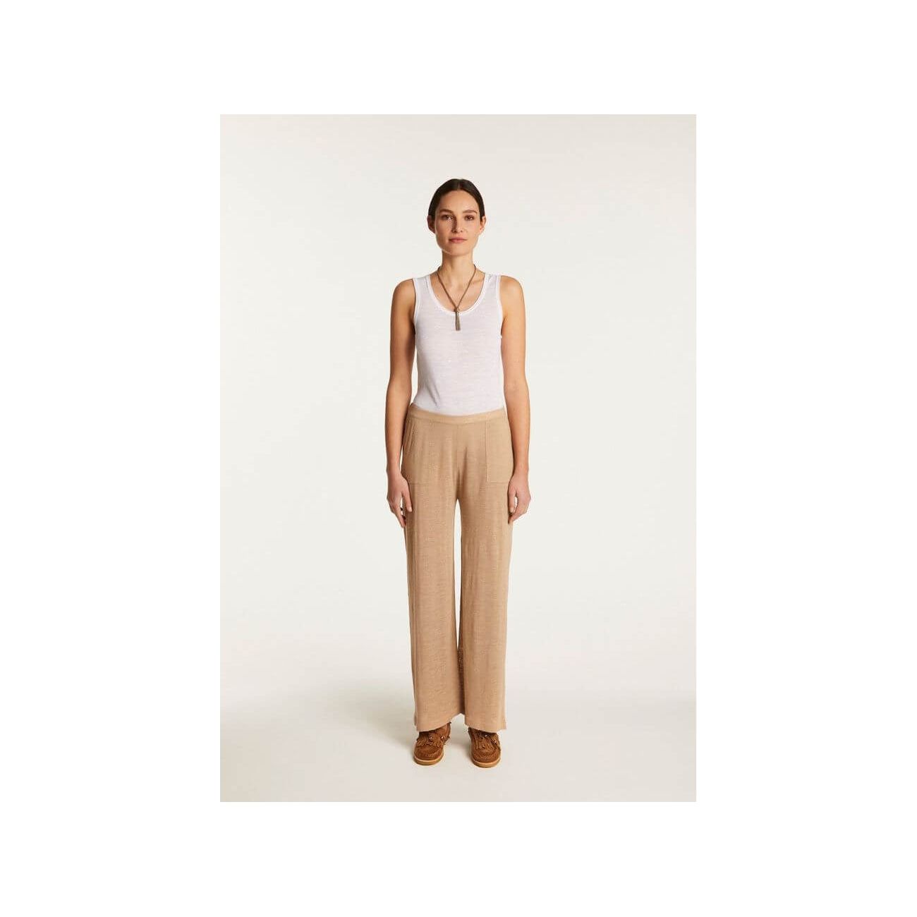 Femme portant le pantalon Debora en lin flammé, combinant élégance décontractée et confort.