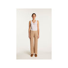 Femme portant le pantalon Debora en lin flammé, combinant élégance décontractée et confort.