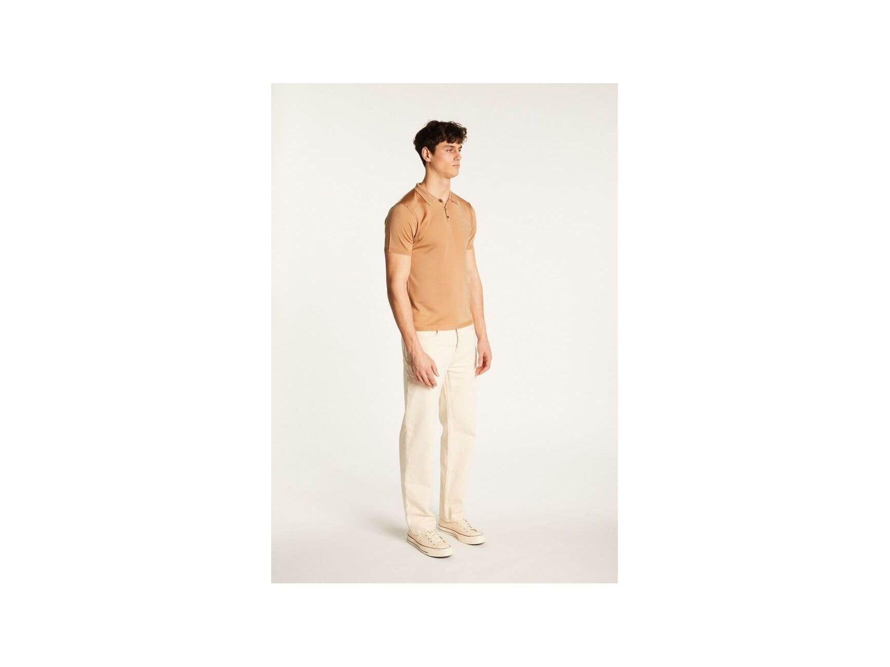 Polo fil lumière Babar beige, homme, avec manches courtes, porté avec un pantalon clair, élégant et confortable.