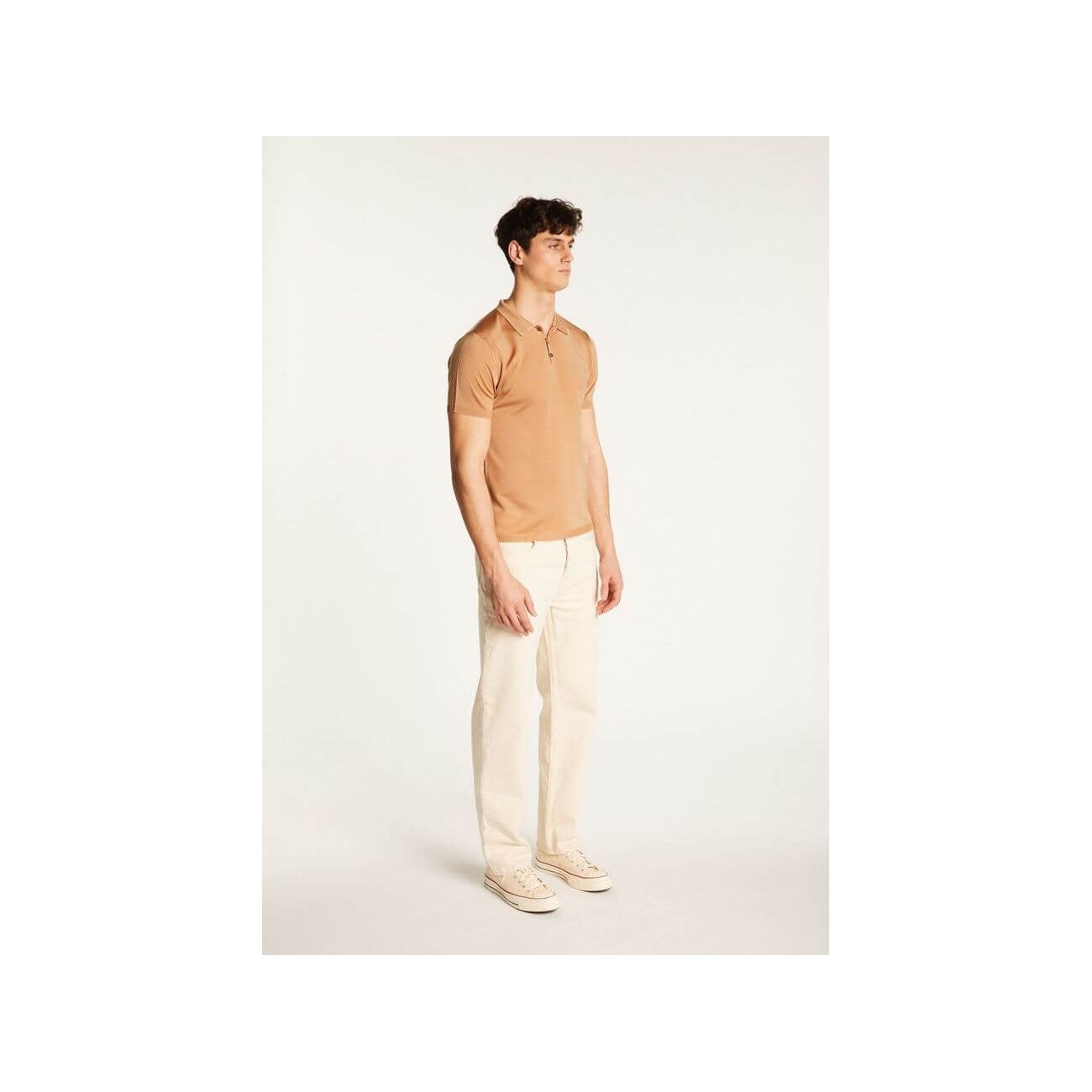 Polo fil lumière Babar beige, homme, avec manches courtes, porté avec un pantalon clair, élégant et confortable.