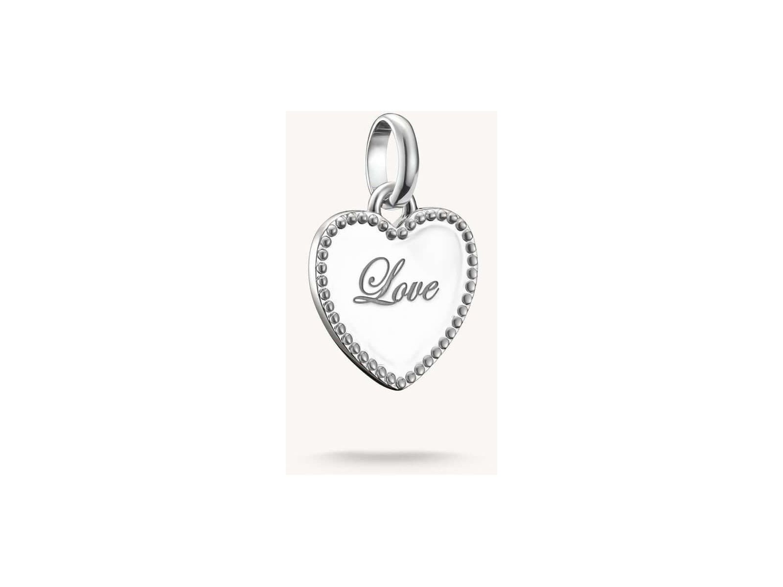 Pendentif charm cœur en argent recyclé avec gravure 'Love' et design vintage élégant.