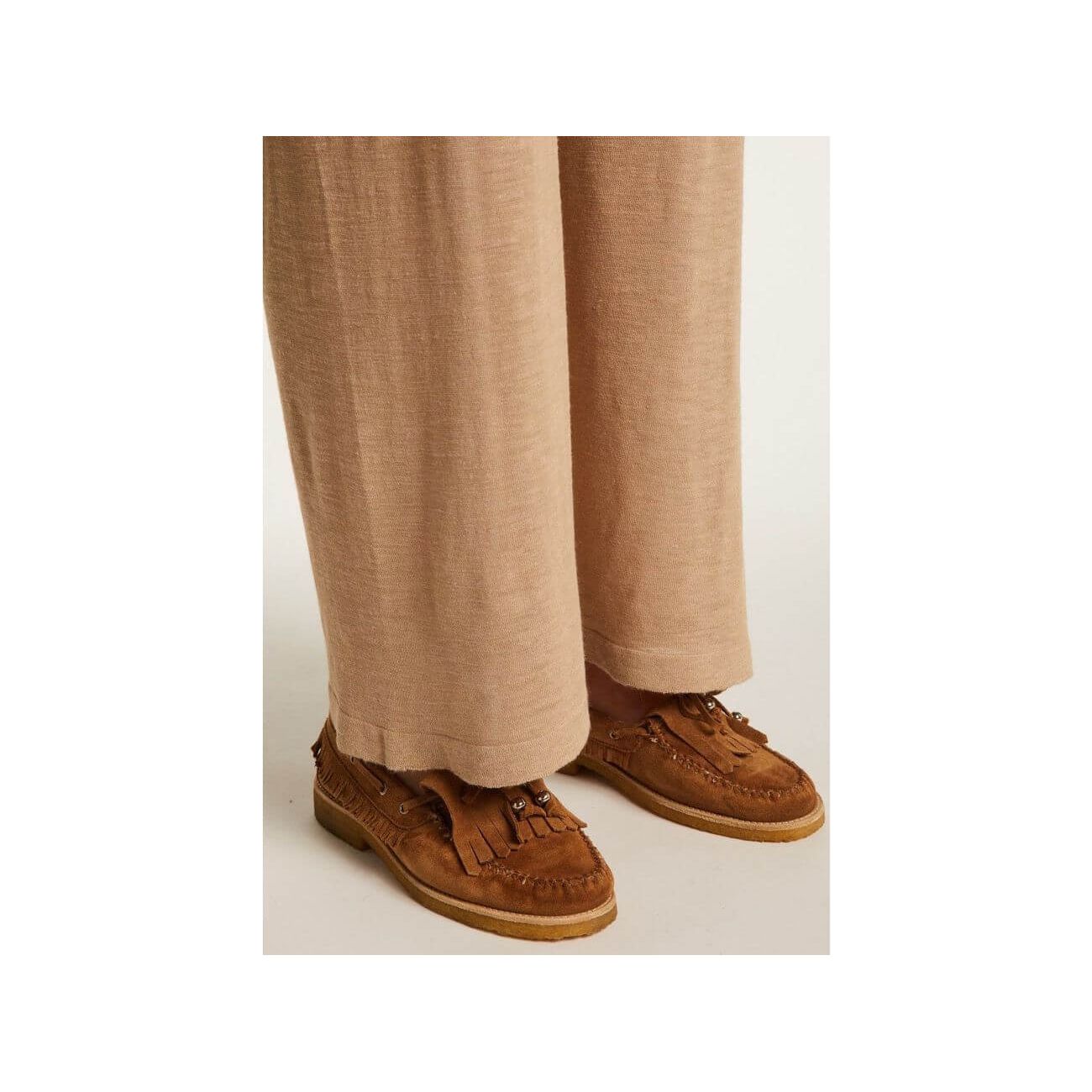 Pantalon Debora en lin flammé avec chaussures mocassins marron, style décontracté et élégant.