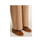 Pantalon Debora en lin flammé avec chaussures mocassins marron, style décontracté et élégant.