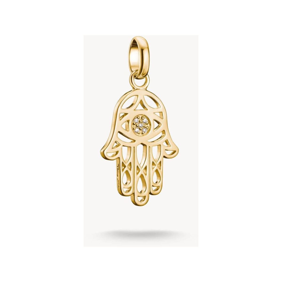 Pendentif charm Main Hamsa en or plaqué, orné de zircons, symbolisant protection et chance.