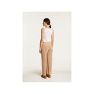 Femme portant le pantalon Debora en lin flammé, vue de dos, style décontracté et élégant, couleur beige.