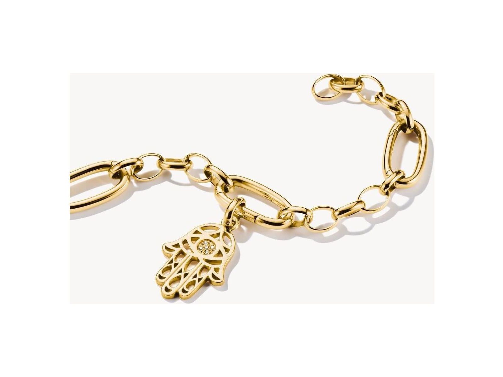 Pendentif charm Main Hamsa plaqué or 18k sur bracelet en chaîne, symbolisant protection et chance.