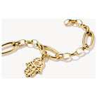 Pendentif charm Main Hamsa plaqué or 18k sur bracelet en chaîne, symbolisant protection et chance.