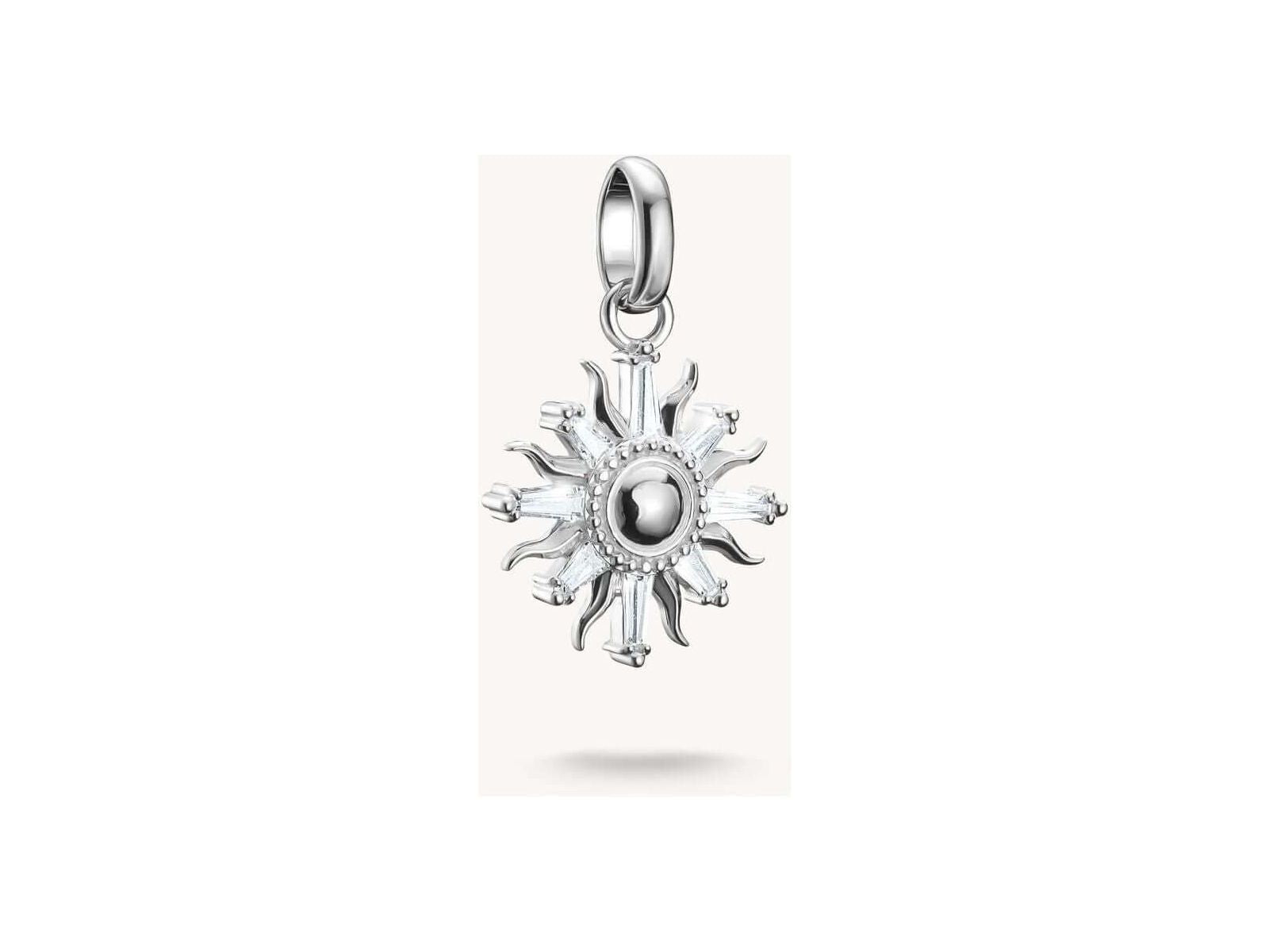 Pendentif charm soleil en argent 925 avec pierres de zirconium blanc, symbolisant la lumière et la positivité.