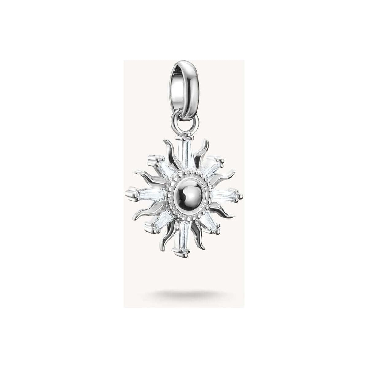 Pendentif charm soleil en argent 925 avec pierres de zirconium blanc, symbolisant la lumière et la positivité.