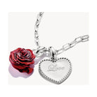 Pendentif charm fleur de rose rouge en 3D et cœur argenté avec inscription 'Love'.