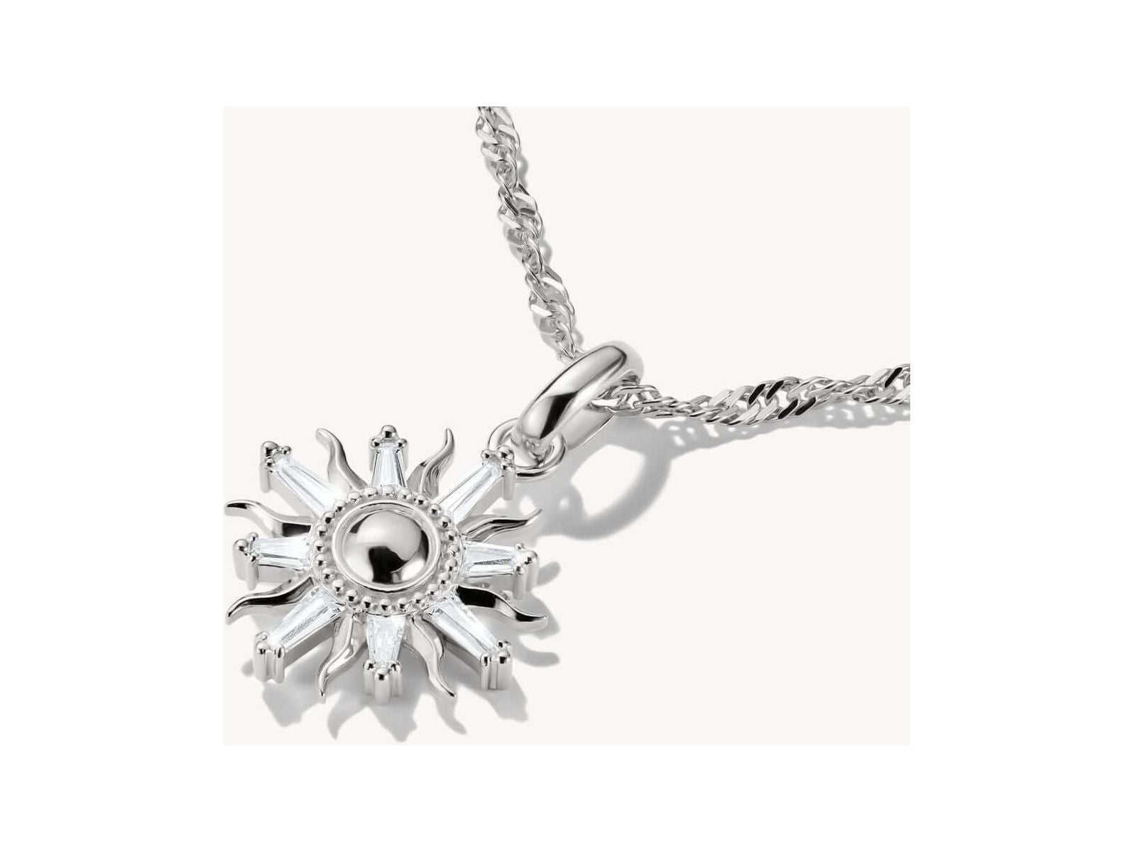 Pendentif soleil en argent 925 avec pierres de zirconium blanc, élégant et brillant.