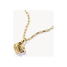 Pendentif charm fleur de rose plaqué or, élégant et réaliste, sur chaîne en or.