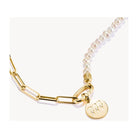 Pendentif charm angélique 777 avec perles blanches et détail en plaqué or 18k, symbolisant chance et spiritualité.