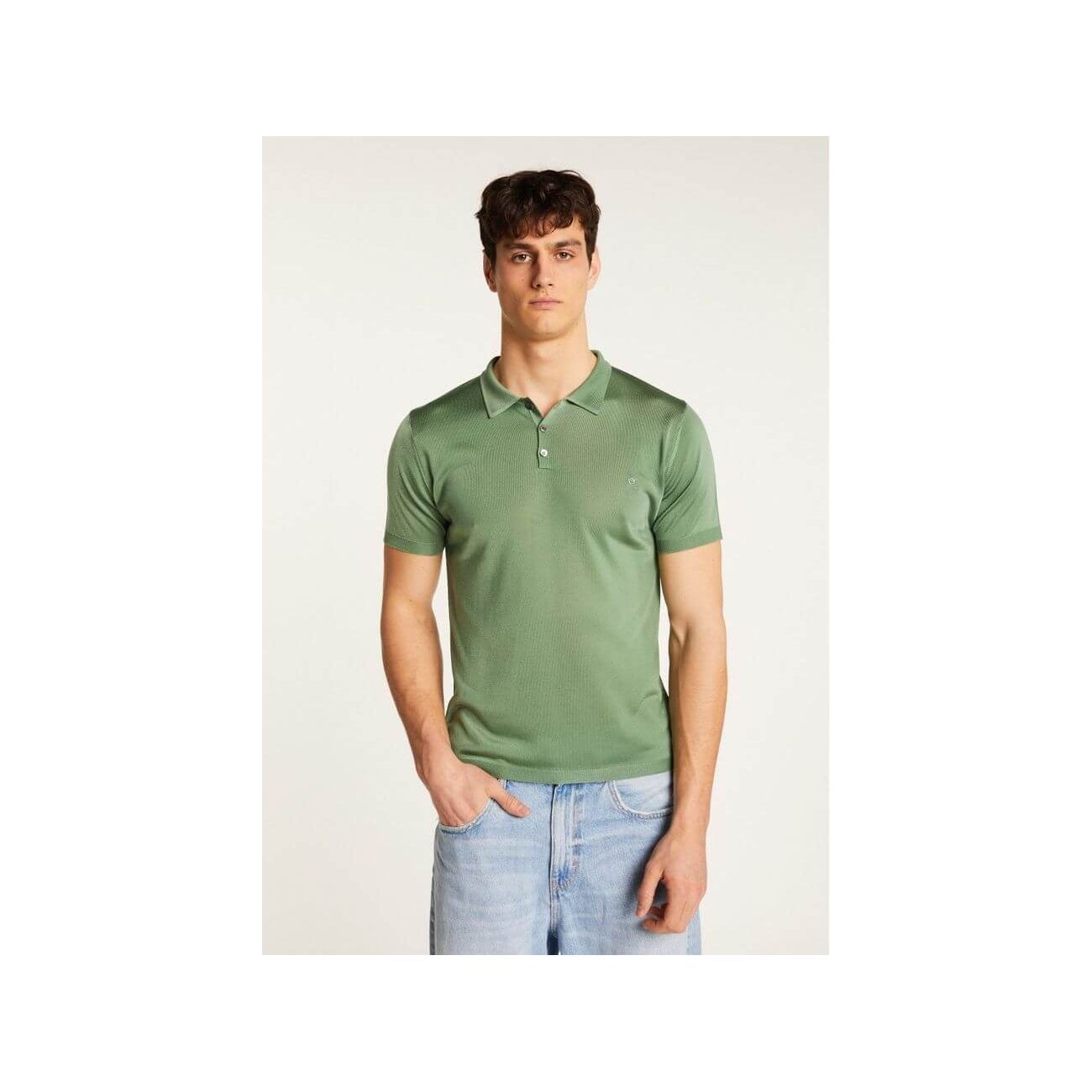 Homme portant un polo manches courtes en Fil lumière Babar, couleur verte, avec jean, offrant élégance et confort.