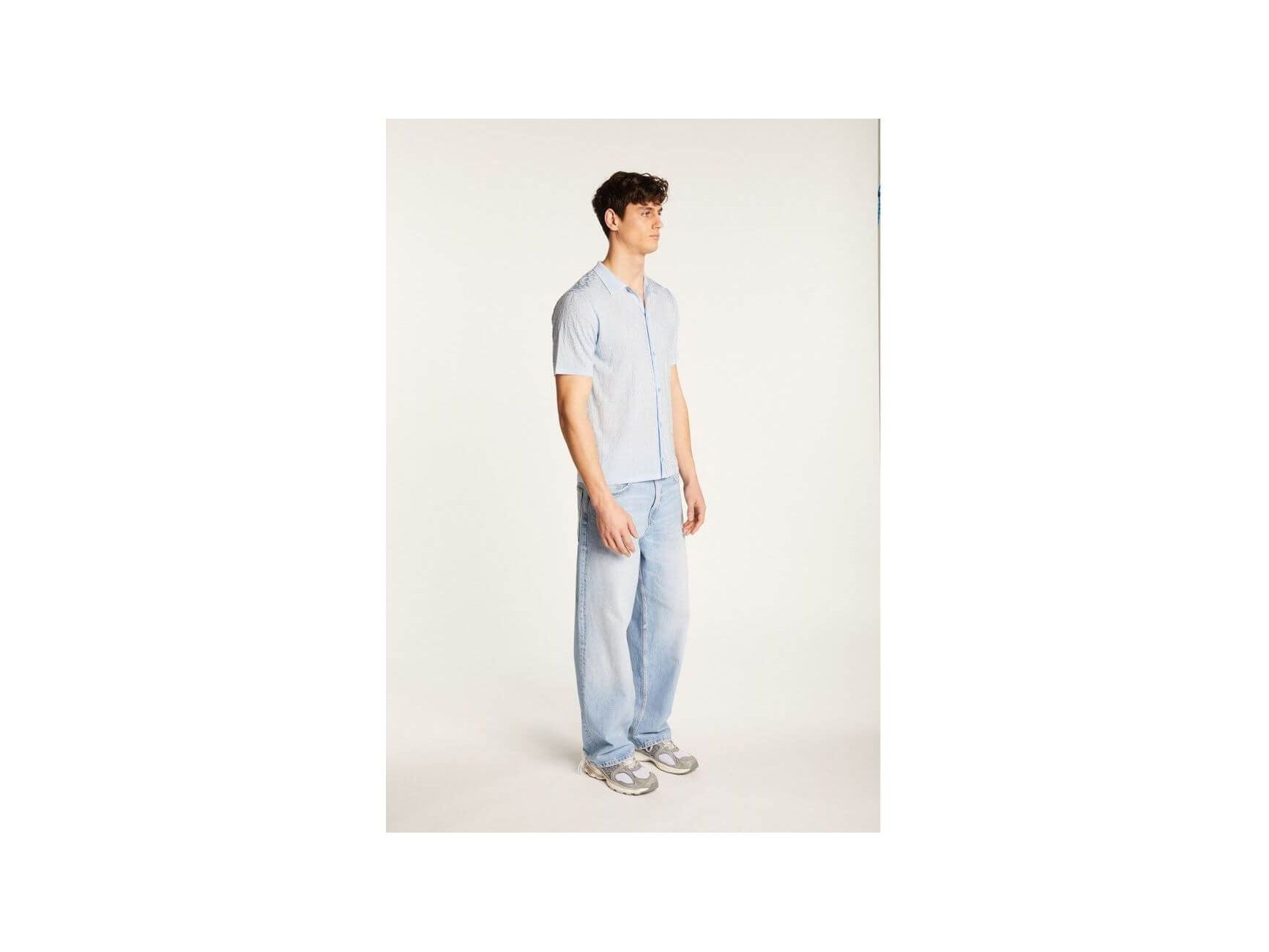 Homme portant la chemise Matthew en polyamide, associée à un pantalon décontracté. Style moderne et confortable.