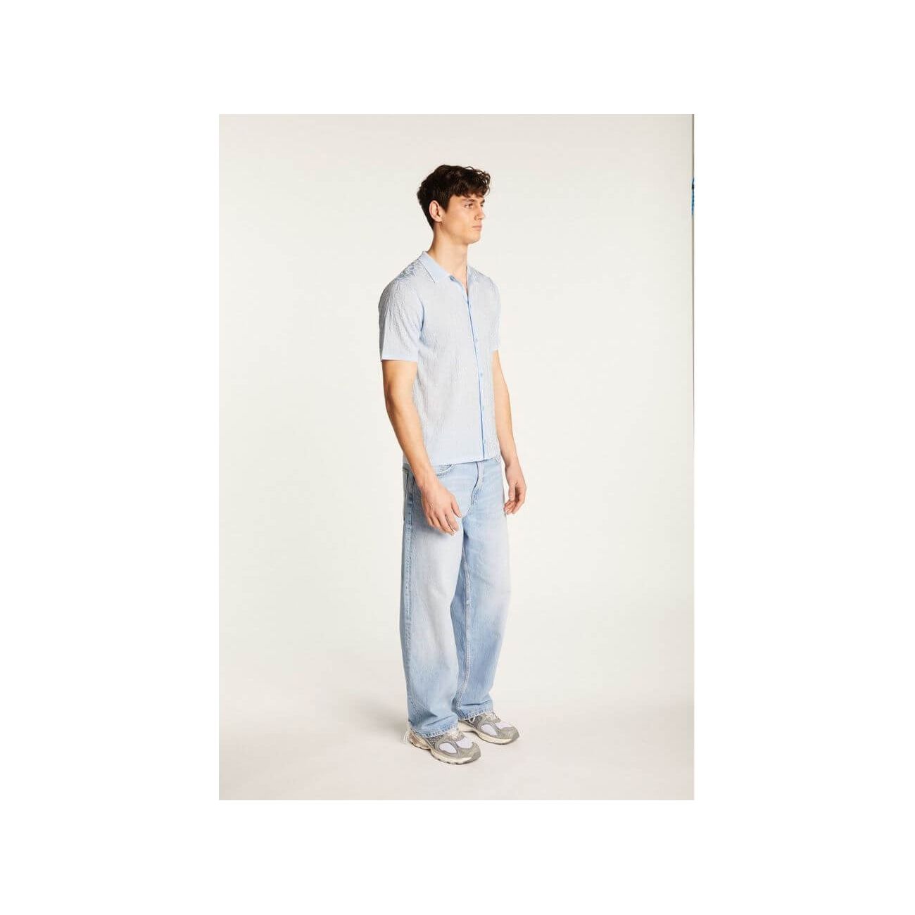 Homme portant la chemise Matthew en polyamide, associée à un pantalon décontracté. Style moderne et confortable.