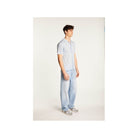 Homme portant la chemise Matthew en polyamide, associée à un pantalon décontracté. Style moderne et confortable.