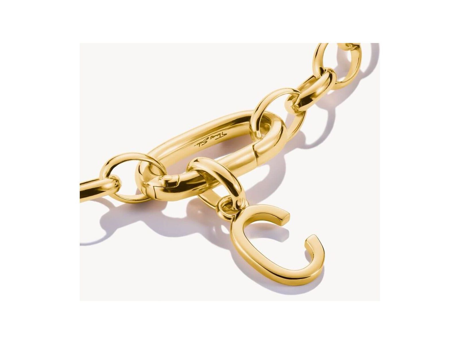 Pendentif charm lettre C en plaqué or sur chaîne, élégant et personnalisé pour un style unique.