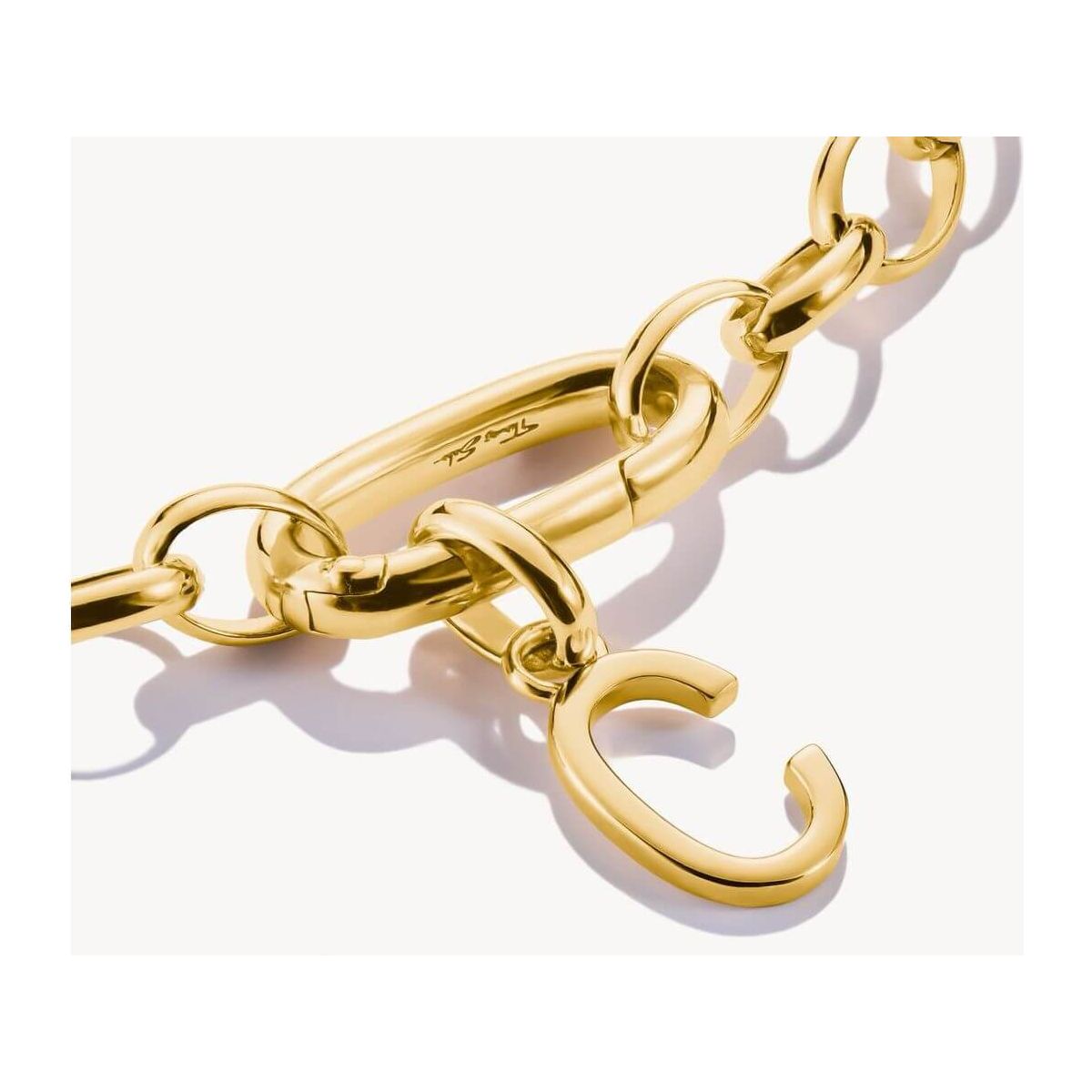 Pendentif charm lettre C en plaqué or sur chaîne, élégant et personnalisé pour un style unique.