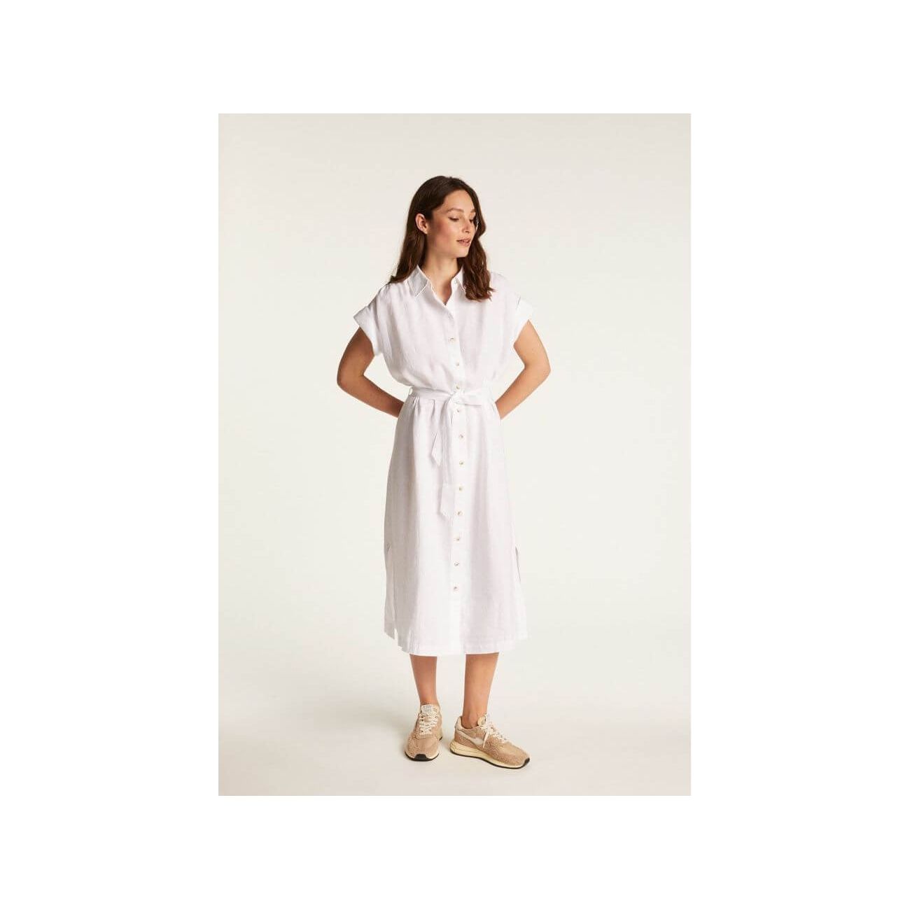 Robe Emy en lin léger, blanche, à manches courtes, avec ceinture, idéale pour un style élégant et confortable.