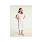 Robe Emy en lin léger, blanche, à manches courtes, avec ceinture, idéale pour un style élégant et confortable.