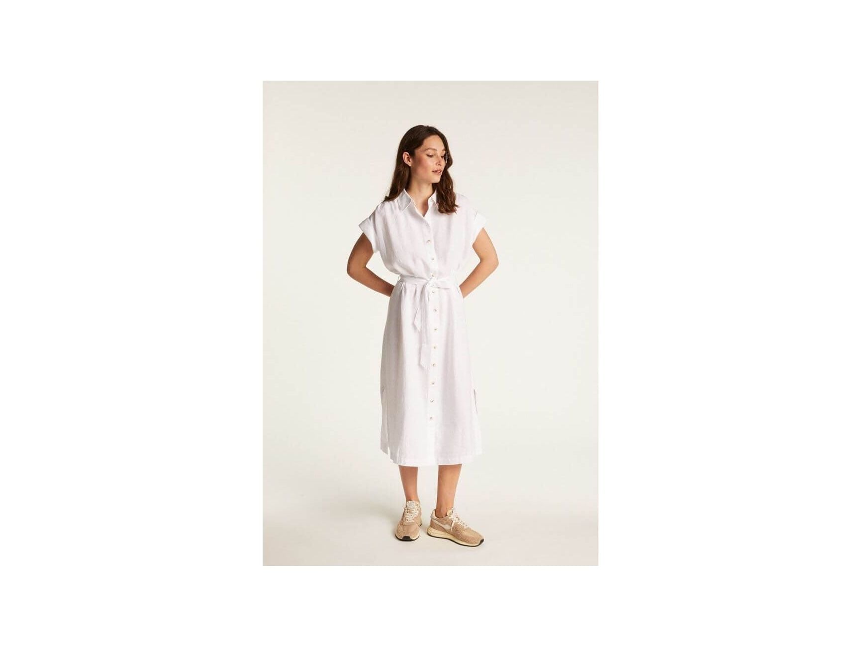Robe Emy en lin léger, blanche, à manches courtes, avec ceinture, idéale pour un style élégant et confortable.