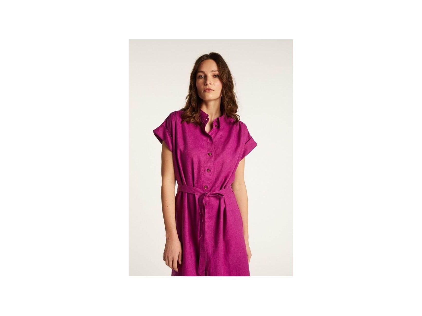 Robe Emy en lin léger, couleur fuchsia, avec boutons et ceinture, alliant élégance et confort pour les saisons douces.