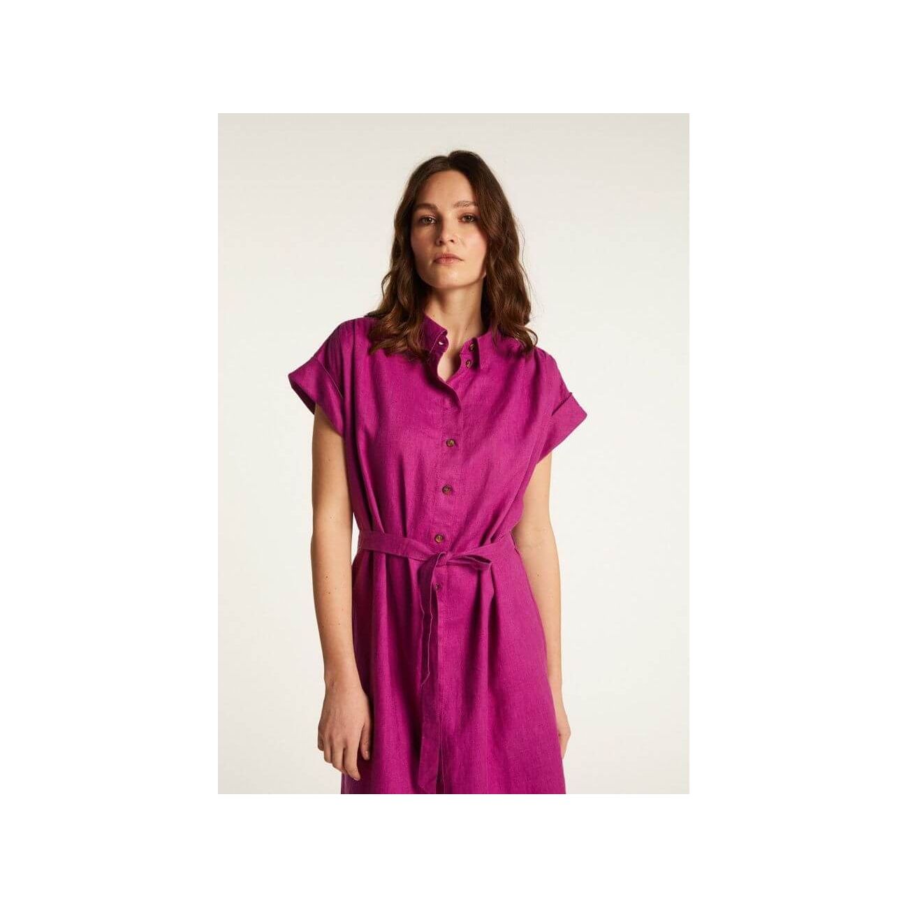 Robe Emy en lin léger, couleur fuchsia, avec boutons et ceinture, alliant élégance et confort pour les saisons douces.