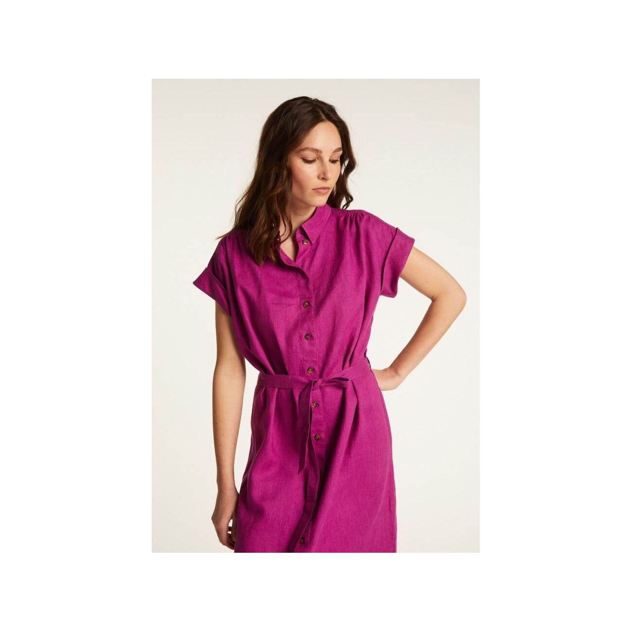 Robe femme Emy en lin léger, rose vif, coupe fluide, manches courtes, mettant en avant un style élégant et naturel.