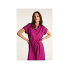 Robe Emy en lin léger, couleur fuchsia, coupe fluide avec ceinture, manches courtes, style élégant et confortable.