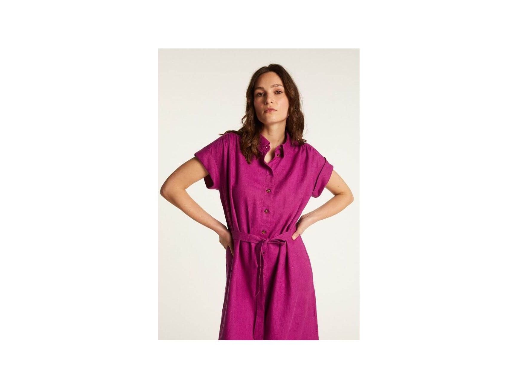 Robe Emy en lin léger, couleur fuchsia, coupe fluide avec ceinture, manches courtes, style élégant et confortable.