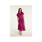 Femme portant la robe Emy en lin léger, couleur fuchsia, style fluide et élégant, parfaite pour les journées chaudes.
