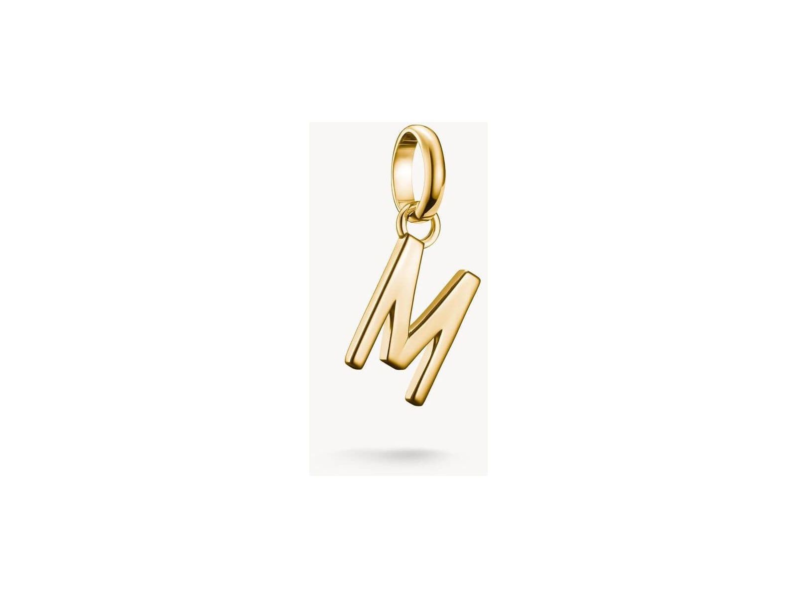 Pendentif charm lettre M en plaqué or 18k, élégant et personnel, parfait pour un bijou sur mesure.