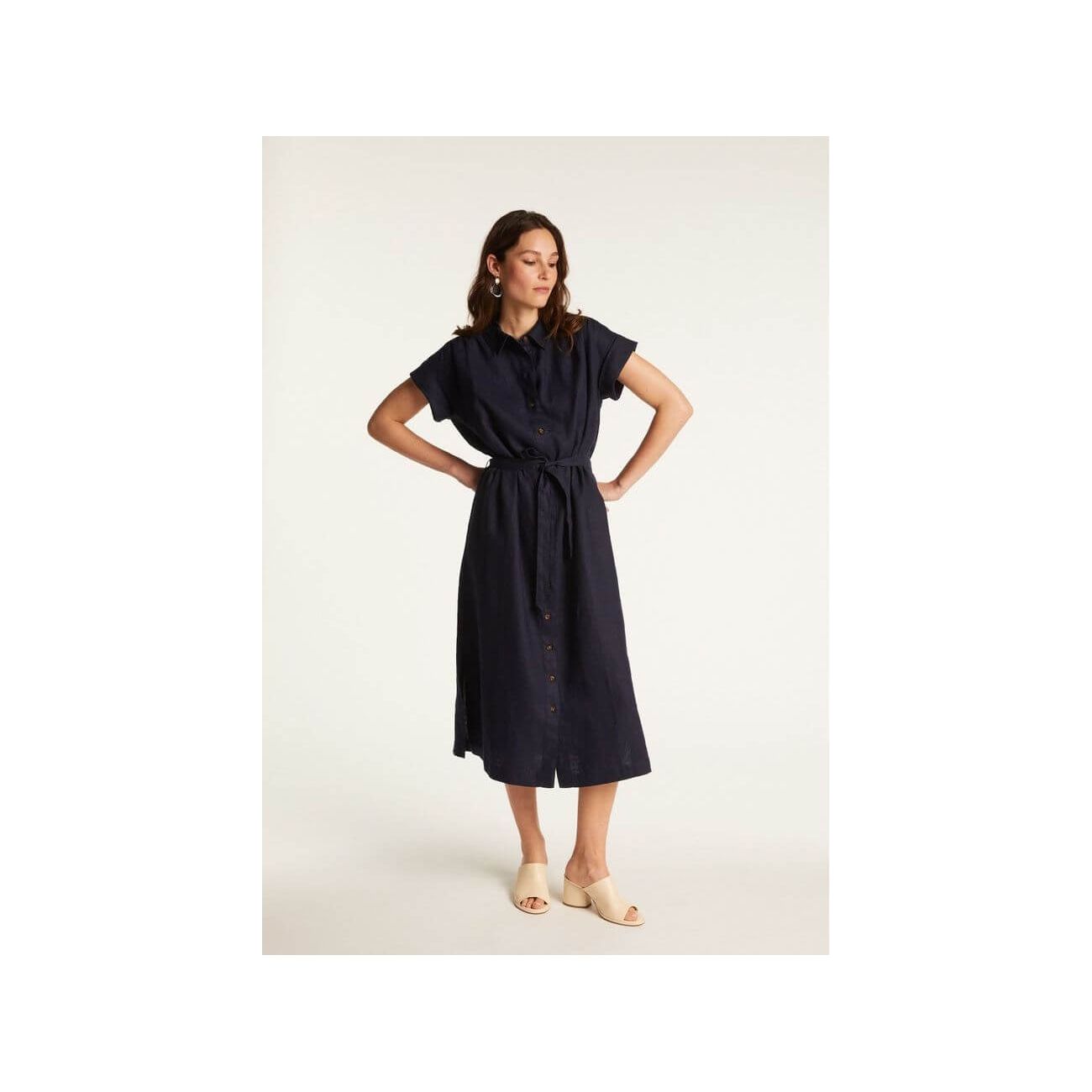 Robe Emy en lin léger, élégante et confortable, portée par une femme aux manches courtes, couleur navy.