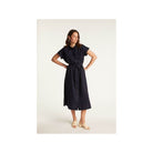 Robe Emy en lin léger, élégante et confortable, portée par une femme aux manches courtes, couleur navy.