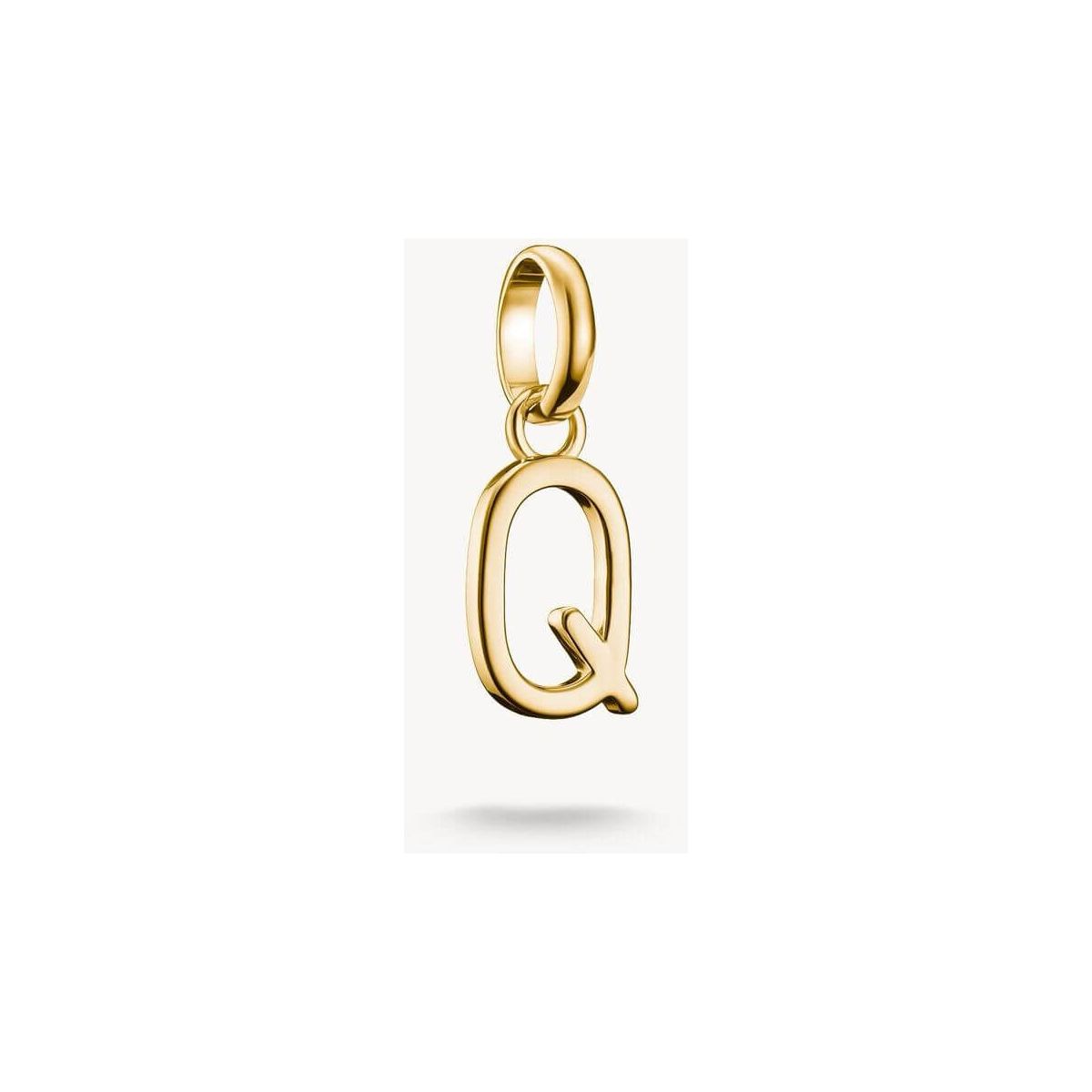 Pendentif charm lettre Q en plaqué or 18k, élégant et personnalisable pour chaînes ou bracelets.