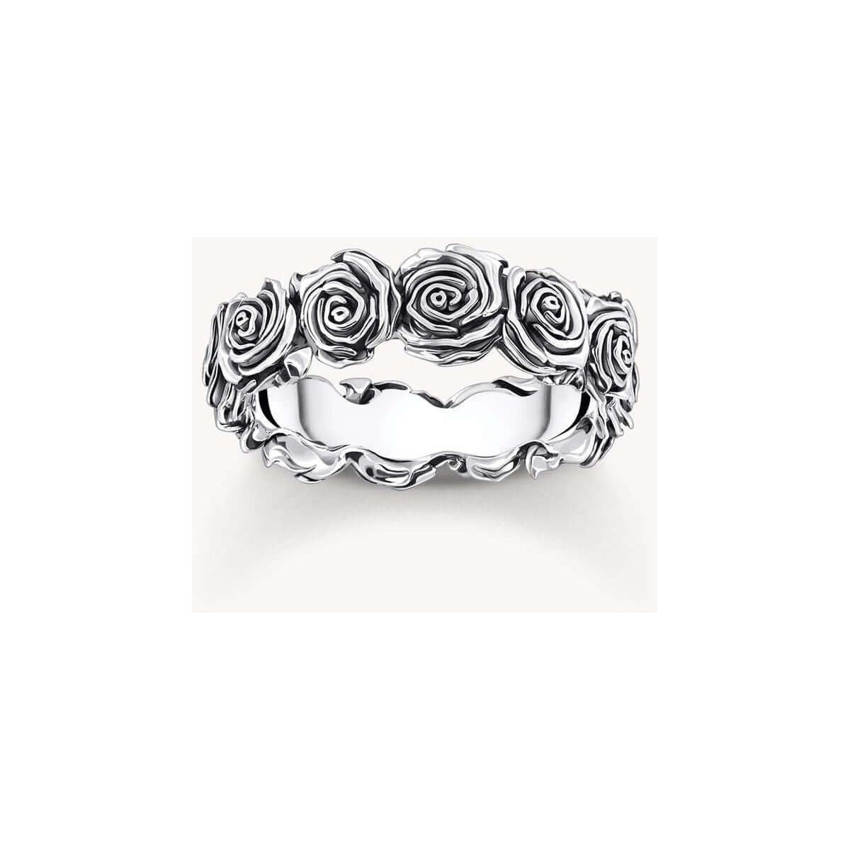 Bague Midnight Rose en argent recyclé avec roses en relief, symbole d'amour, disponible en plusieurs tailles.