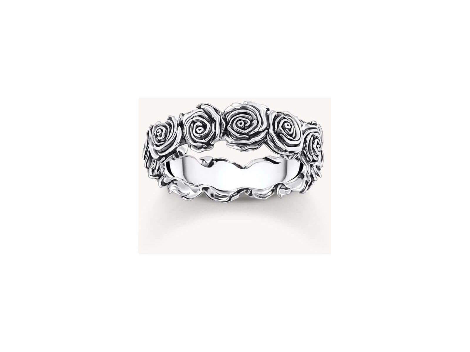 Bague Midnight Rose en argent recyclé avec roses en relief, symbole d'amour, disponible en plusieurs tailles.