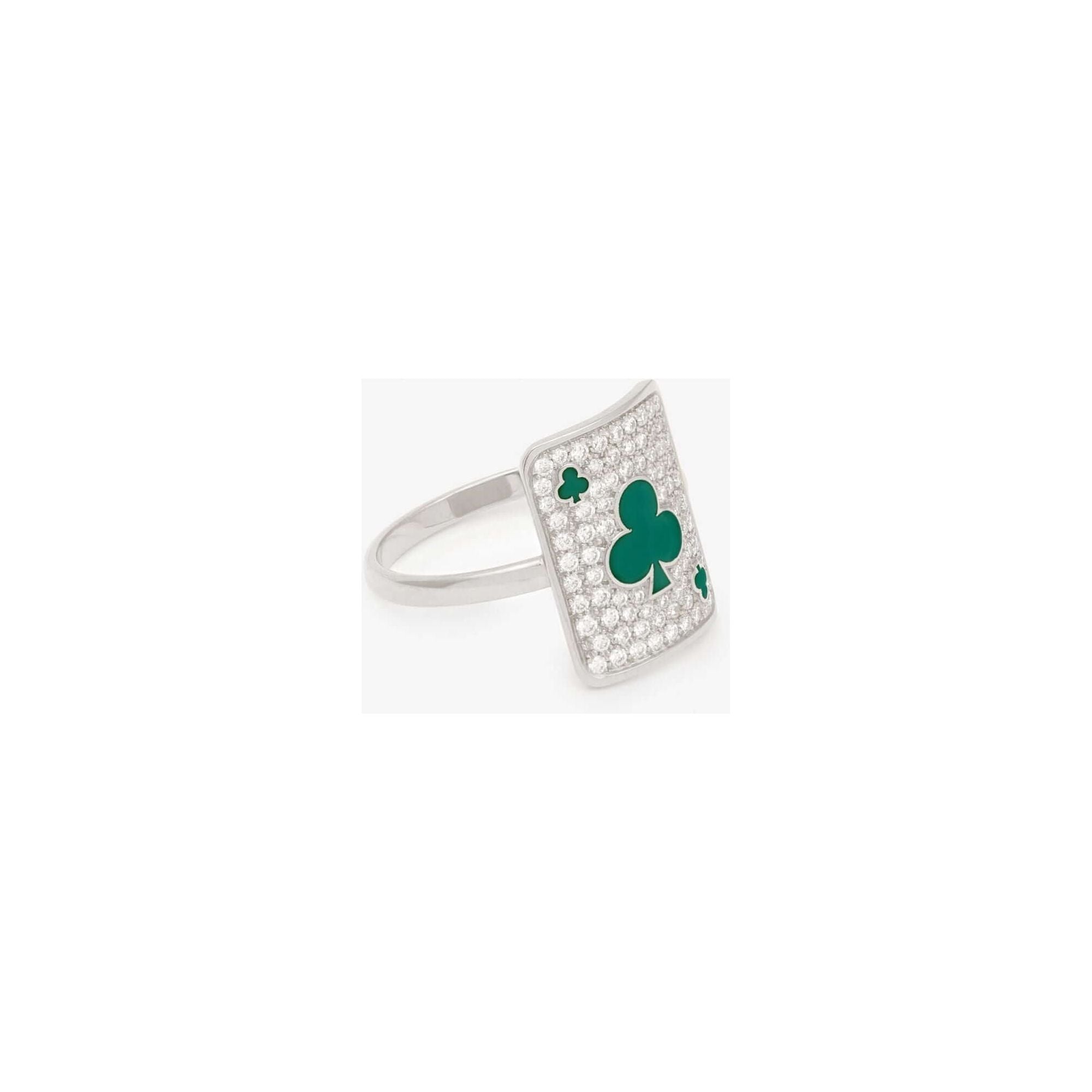 Bague pinkie lucky harmonie en or, ornée de diamants et émaillée de trèfles verts, symbole de chance et d'enchantement.
