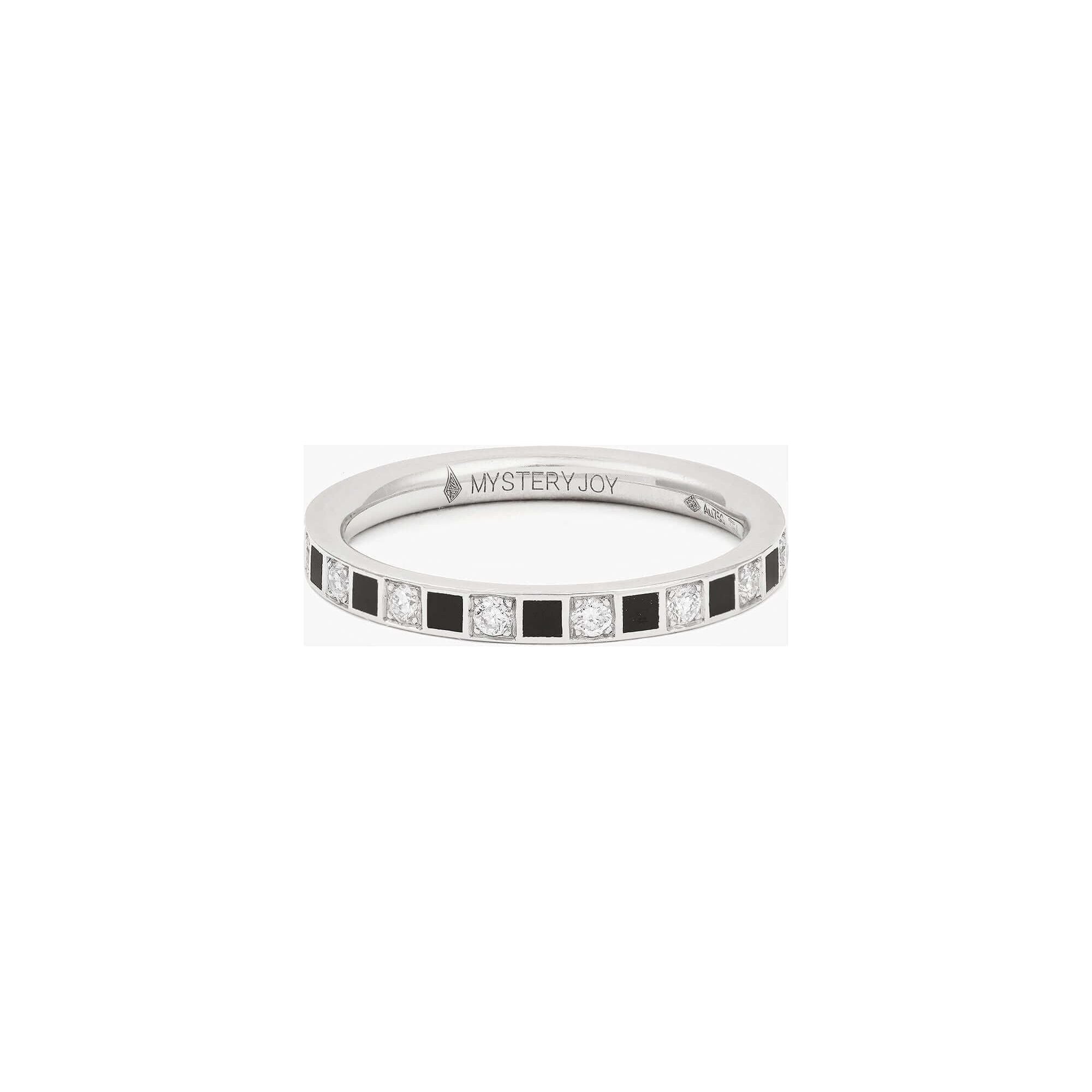Alliance rêve ring with black and white diamonds, set in a sleek band, showcasing a contemporary design.