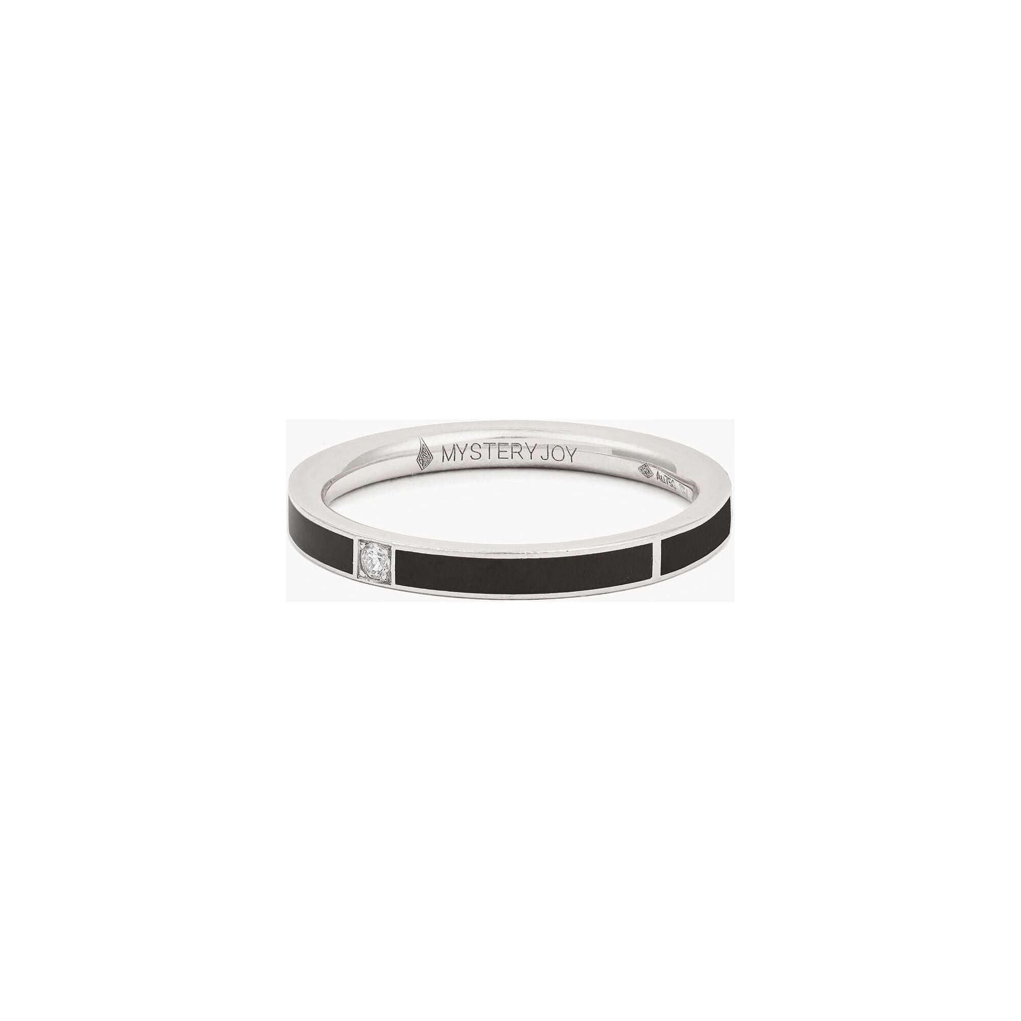 Alliance Songe in 18k gold with black lacquer and lab-grown diamonds from MYSTERYJOY's Game Illusion collection.