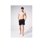 Homme portant des shorts de bain Enzo, couleur noire, avec poches latérales et boutons en gomme.