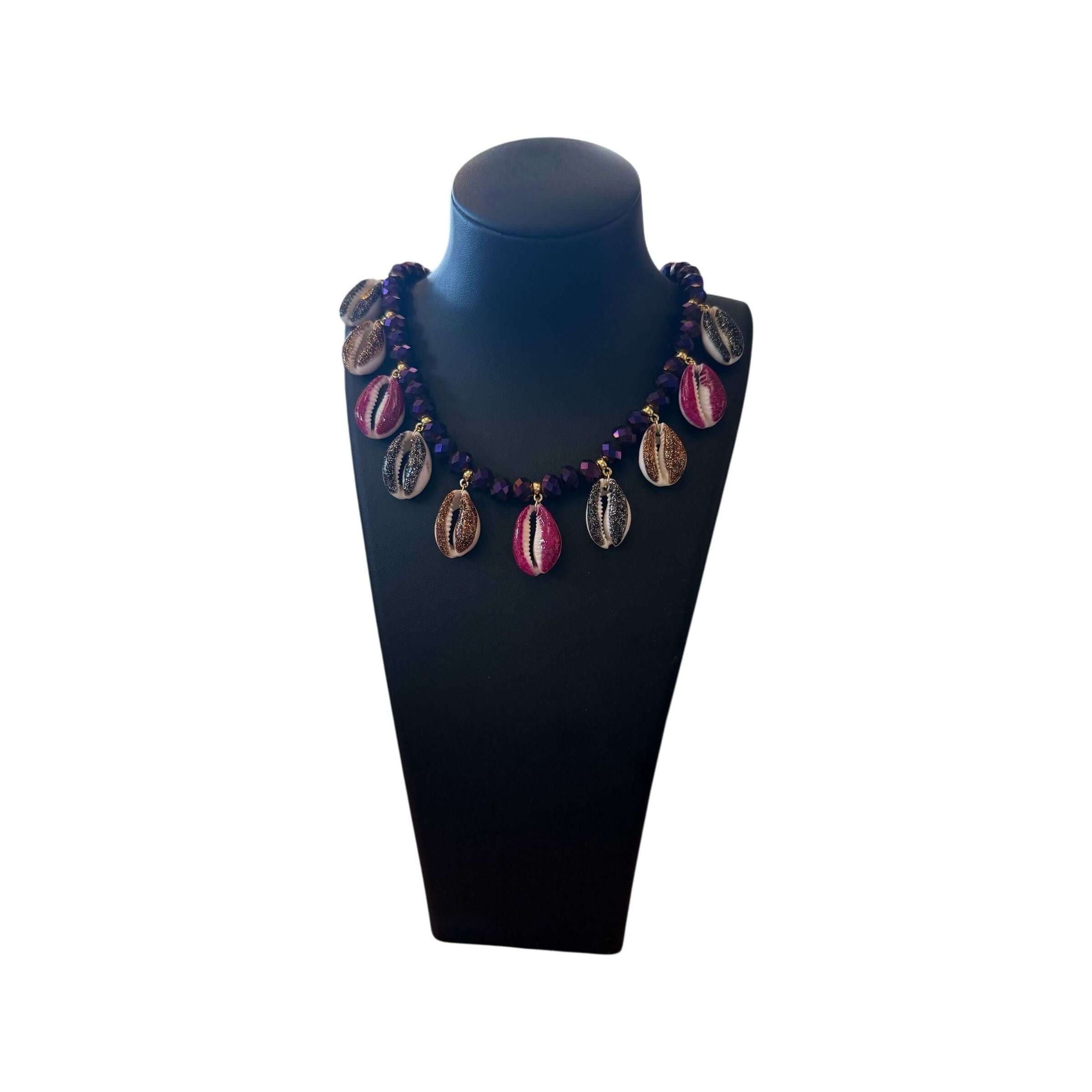 Elegant Mystic collar with seashells, perfect accessory for a sophisticated and unique style.